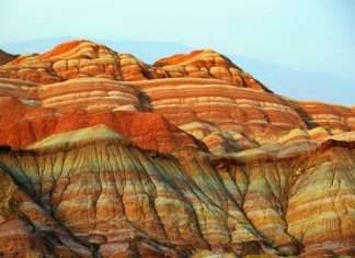 Кольорові скелі Чжанъе Данксиа: їх можна роздивлятися годинами…