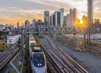 Зростання цін на Amtrak: коли потяги стануть дорожчими за літаки ✈️🚄