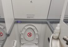 Підхід American Airlines до бруду в туалетах літаків: жодного втручання