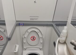 Підхід American Airlines до бруду в туалетах літаків: жодного втручання