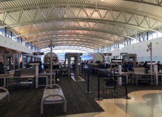 TSA стягує плату в розмірі 45 доларів США з мандрівників без документів