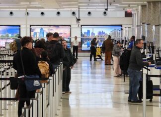 Шторм обрушився на східне узбережжя США, мер зіткнувся з першим великим випробуванням