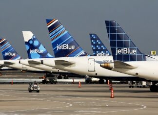 Пасажир зірвав рейс JetBlue, вкусив бортпровідника перед затримкою вильоту