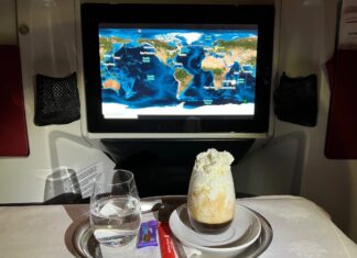 Бортові Шеф-Кухарі: Розкіш чи Маркетинг? Погляд на Кулінарне Обслуговування у Польоті