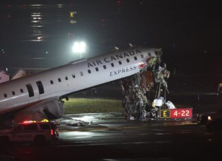 Аеропорт Ла-Гардіа Закритий Після Смертельного Зіткнення Літаки та Пожежної Машини