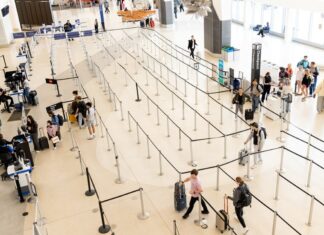 Приватна Охорона: Як Деякі Аеропорти Уникають Хаосу у TSA