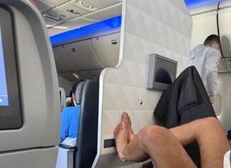 Босо Добро чи Порушення Кордонів? Пасажирка Отримала Масаж Ніг Під час Рейсу
