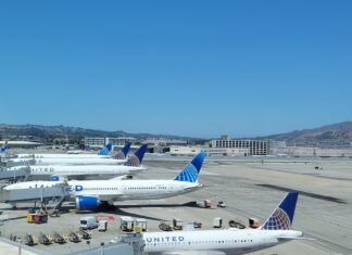 Відновлення Переговорів про Контракт у Бортпровідників United Після 5 років без надбавок