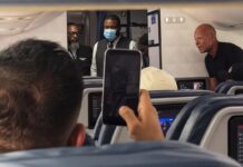 Хаос у салоні: пасажира рейсу Delta змусили залишити літак через відмову завершити телефонний дзвінок