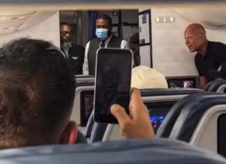 Хаос у салоні: пасажира рейсу Delta змусили залишити літак через відмову завершити телефонний дзвінок