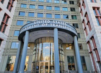 Зсув у небесах: чому адміністрація Трампа може підтримати злиття авіакомпаній