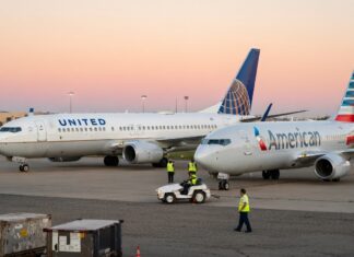 American Airlines спростовує чутки про злиття з United, посилаючись на антимонопольні ризики та політичні розбіжності
