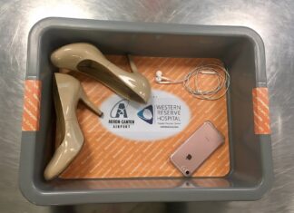 Сенатор Дакуорт наполягає на перевірці взуття в пунктах огляду TSA: відволікаючий маневр у сфері безпеки?