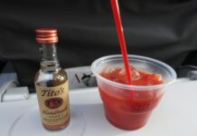 Proč stevardi United Airlines mohou pít na palubě, ale stevardi Air Canada ne