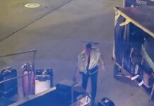 Delta-Kapitän Paul hilft bei Verspätung beim Verladen von Gepäck am Flughafen Atlanta