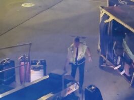 Delta Captain Paul ajuda a carregar malas no aeroporto de Atlanta durante atraso