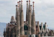 Warum die Bauarbeiten an der Sagrada Familia ins Stocken geraten: Ein Reiseführer zu Gaudis unvollendetem Meisterwerk